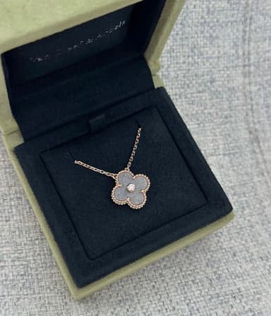 Van Cleef the holiday pendant